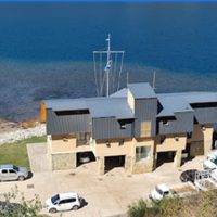 Prefectura rescató a dos kayakistas que no podían volver a la orilla por el fuerte oleaje del Lácar