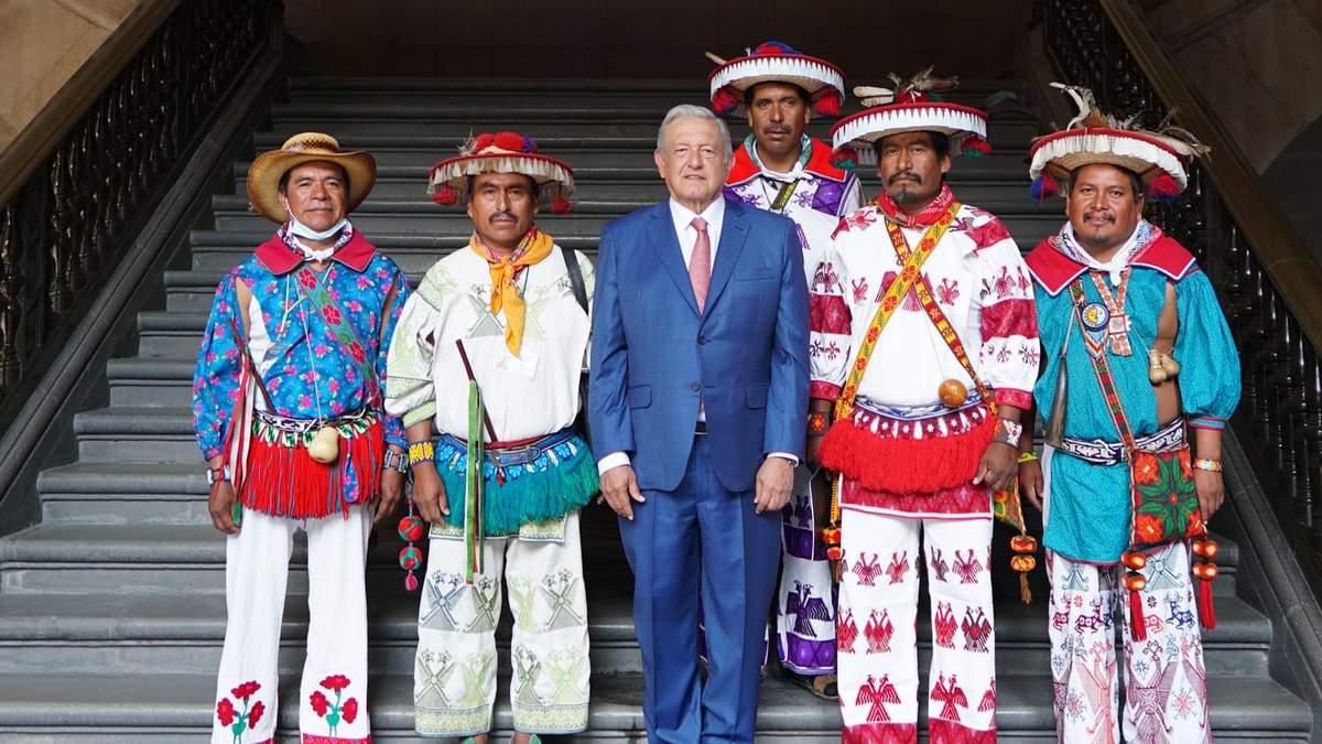 AMLO con la comunidad Wixárika