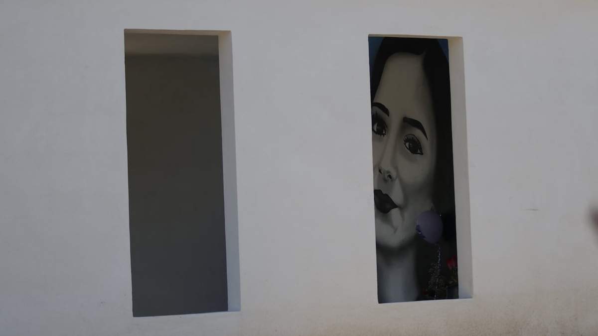 Imagen de la joven en el cementerio en Galeana, Nuevo León