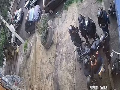 Exhiben en TikTok a policías de la CDMX que presuntamente roban gorra y celular a un joven (Video)