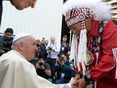 Papa prepara disculpa por abusos en internados en Canadá