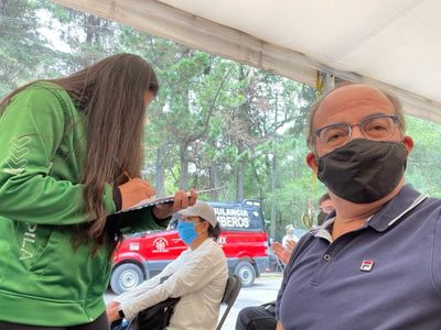 Tunden en redes a Calderón tras quejarse de que no ha recibido el certificado de la vacuna anticovid