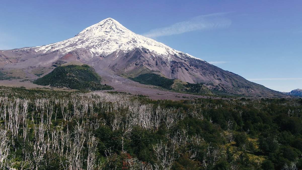 El volcán Lanín se encuentra cerca de Junín de los Andes. Fuente: (Twitter)