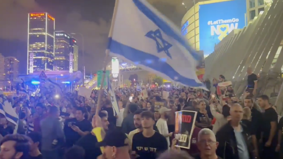 Manifestantes en la avenida Ayalon en Tel Aviv