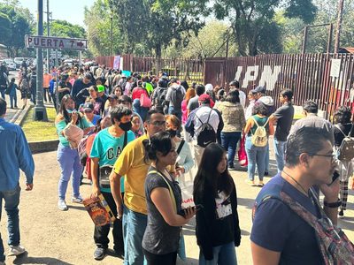 Desbordan el Planetario Luis Enrique Erro para observar el eclipse (Video + Fotos)