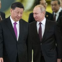 Presidente de China, Xi Jinping, aterriza en Moscú para reunirse con Vladimir Putin