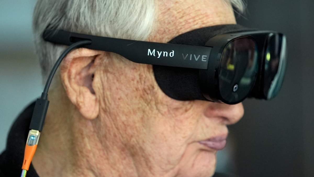 Farrell Patrick, un coronel retirado del Ejército de EU, de 91 años, utiliza un visor Mynd Immersive de realidad virtual en una casa de retiro