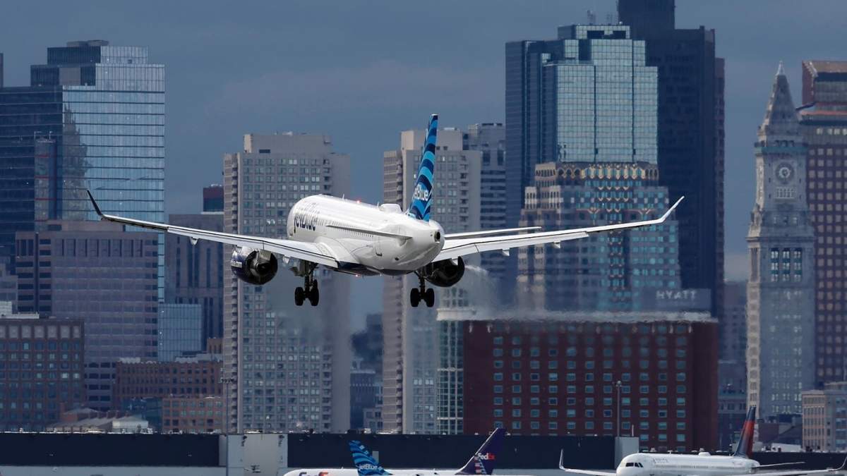 Un avión de JetBlue aterriza en el Aeropuerto Internacional Logan de Boston el 26 de enero del 2023