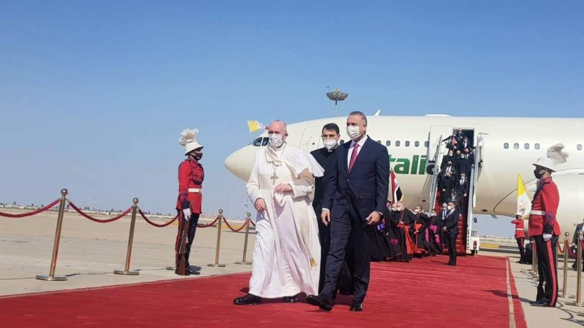 El Papa Francisco y el primer ministro de Irak, Mostafá al Kazemi