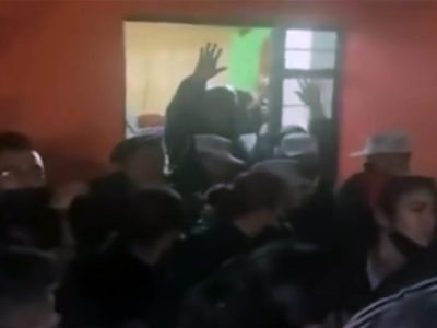 Intentan linchar a sacerdote en Xochimilco; lo acusan de cancelar la feria del pueblo (Videos)