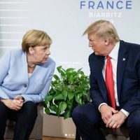 Merkel considera "problemático" el veto de Twitter a Trump