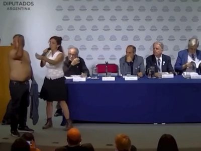 El Congreso albergó un encuentro antivacunas y el ministro salió a defenderlas