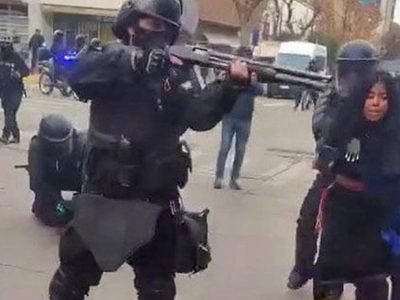 Archivaron la denuncia contra fiscales que ordenaron el desalojo de mapuches en Casa de Gobierno