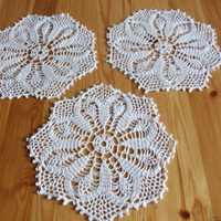 Dale vida útil a los mantelitos de crochet de la abuela con esta idea genial para realzar tus plantas y decorar tu living