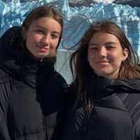 Indiana y Sienna Cubero hicieron match con una prenda tejida que es furor este invierno