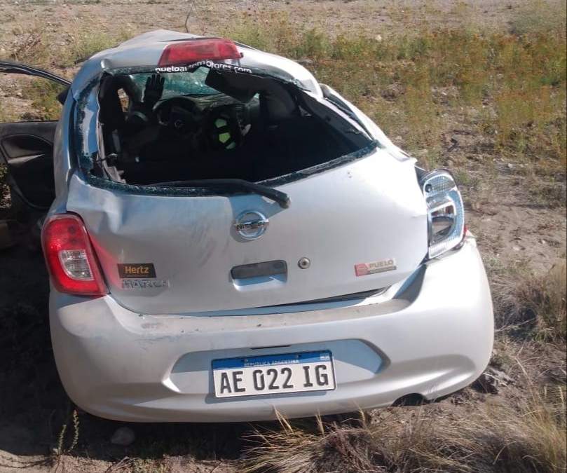Impactante vuelco sobre ruta 40 Fuente: (Twitter)