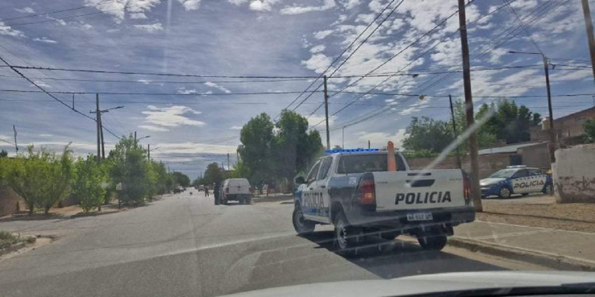 La Policía concretó un gran despliegue para los seis allanamientos simultáneos. Fuente: (Cutral Co al Instante)