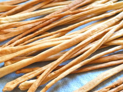 Grisines de avena, queso y cebolla: crujientes y llenos de sabor, una receta perfecta para las picaditas