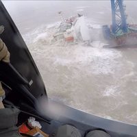 Un tifón partió en dos un barco cerca de Hong Kong: hay casi 30 desaparecidos