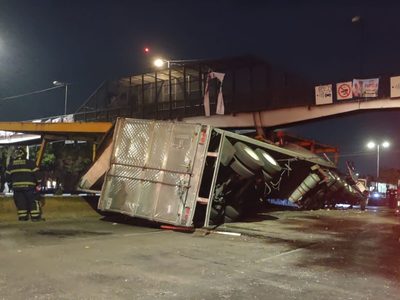 Tráiler vuelca sobre malla del Metro en Circuito Interior; Línea 5 ofrece servicio parcial
