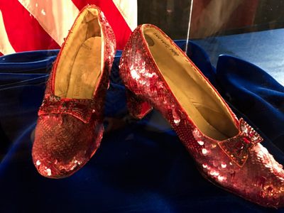 Subastan zapatillas que usó Judy Garland en "El Mago de Oz" en 28 millones de dólares