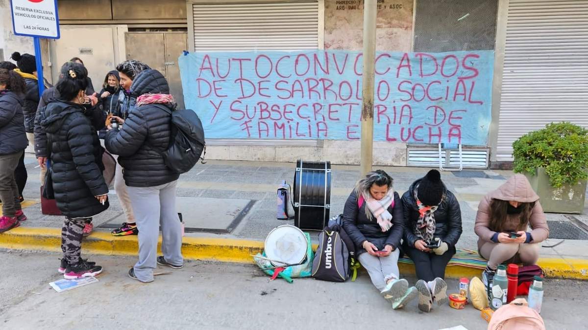 Autoconvocados de Desarrollo Social con medida de fuerza. Fuente: (Javier Manzano - Minuto Neuquén)