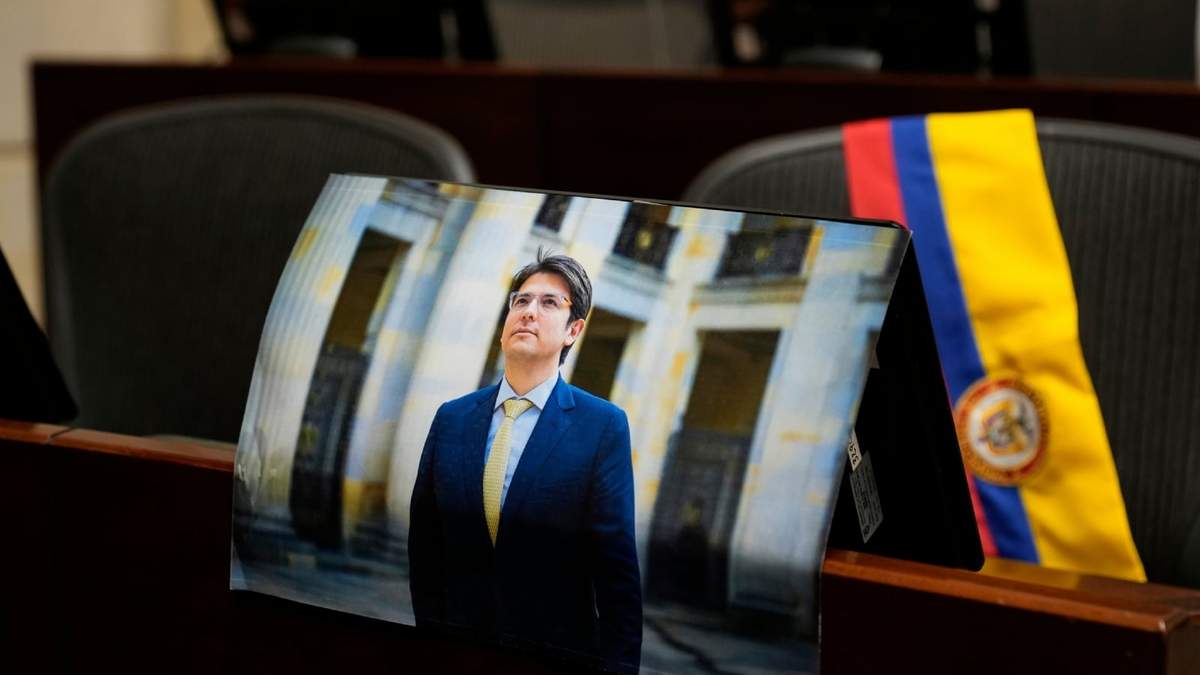 Una fotografía del senador opositor Miguel Uribe es colocada en su escaño en el Congreso en Bogotá, Colombia, el lunes 11 de agosto de 2025