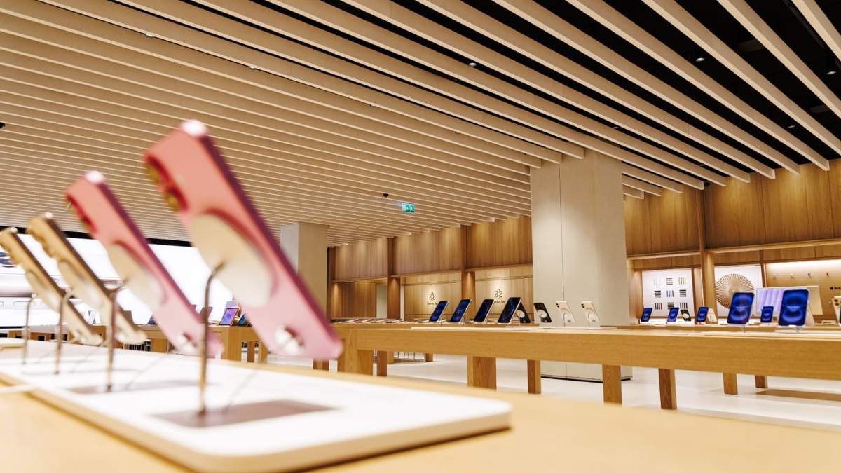 Varios IPhone expuestos en la nueva tienda de Apple en La Vaguada, a 27 de noviembre de 2024, en Madrid (España)