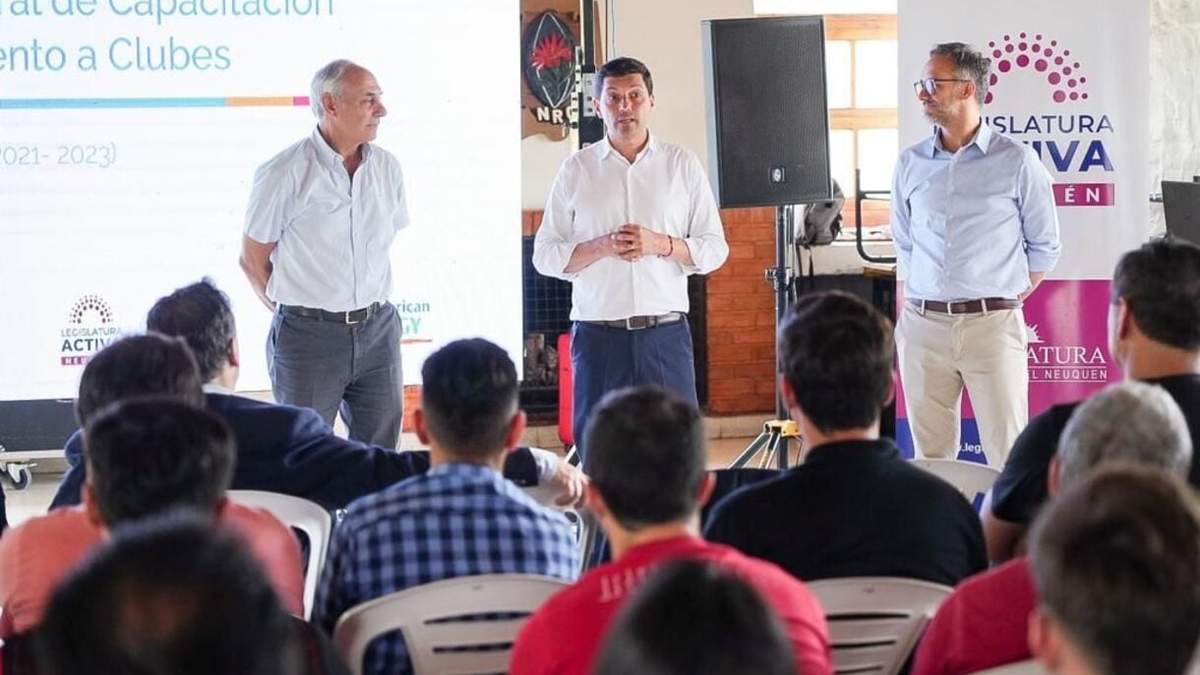 Marcos Koopmann junto a funcionarios de Pan American Energy. Fuente: (Legislatura Neuquén)