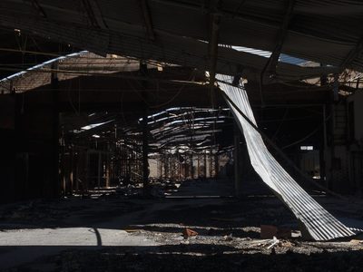 Padres, madres y vecinos de la Escuela 207 advirtieron que demolerán el galpón incendiado con sus propias manos