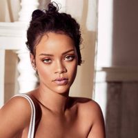 ¡Haciendo tendencia! Rihanna llegó a Nueva York con este exótico objeto… ¡Vas a querer uno!