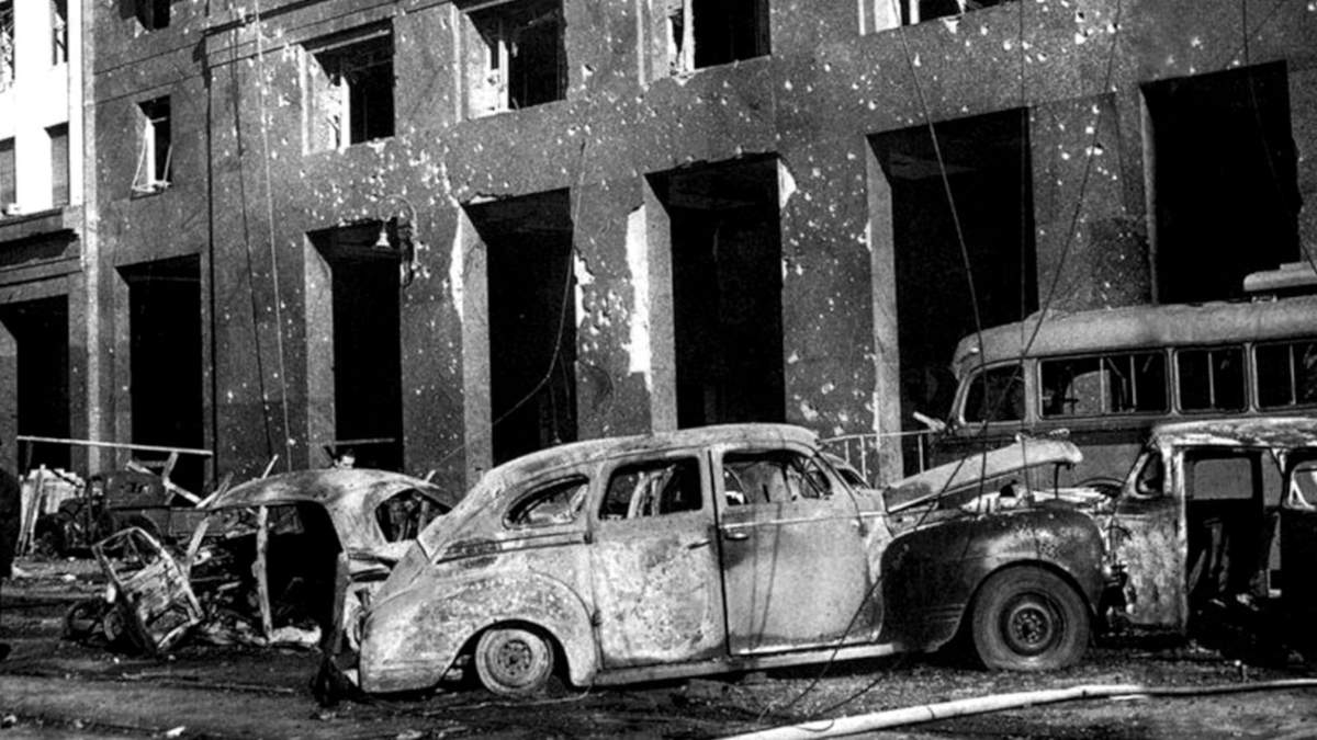 Uno de los automóviles destrozados a causa del bombardeo de la Plaza de Mayo hace 66 años. Fuente: (Twitter)