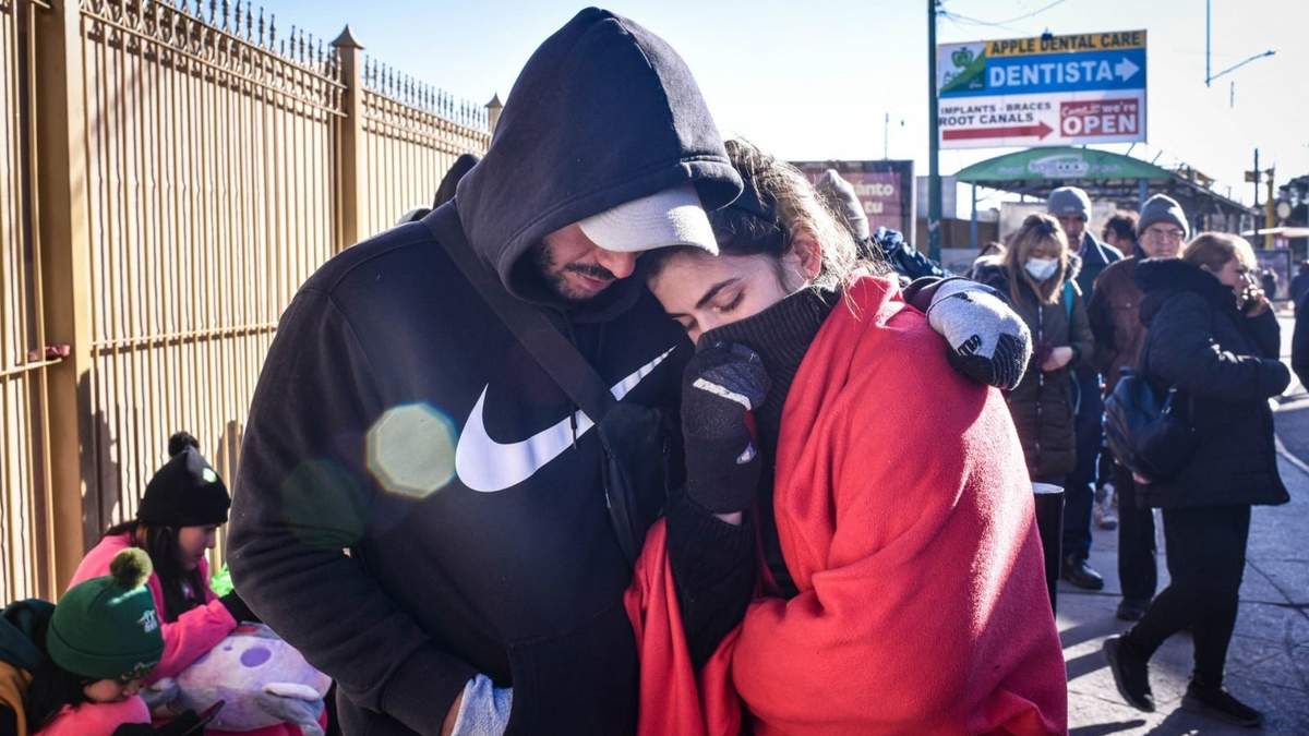 Migrantes entristecidos y desesperanzados por la cancelación de las citas CBP One en el Puente Internacional Paso del Norte, en Ciudad Juárez, Chihuahua