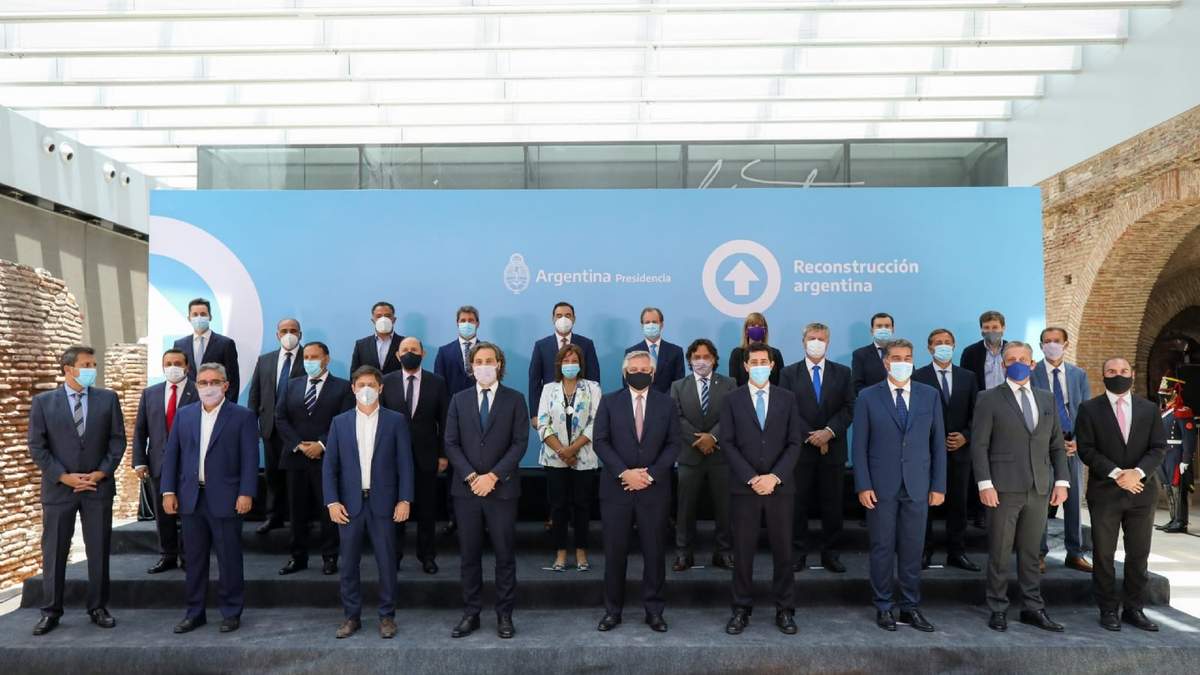 Autoridades nacionales junto a gobernadores. Fuente: (Twitter)