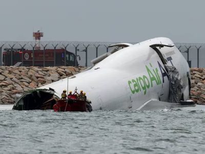 Un avión se despistó en el aterrizaje, cayó al mar y murieron dos personas