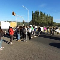La comunidad de la EPEA N° 2 corta de forma total la ruta 22 en Plottier