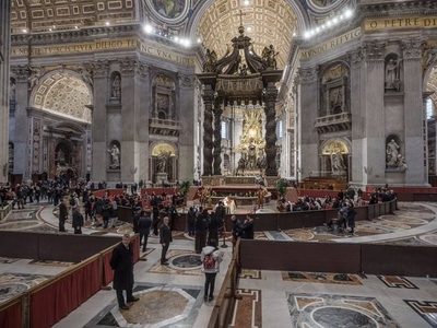 Casi 100 mil personas despiden a Benedicto XVI en la basílica de San Pedro