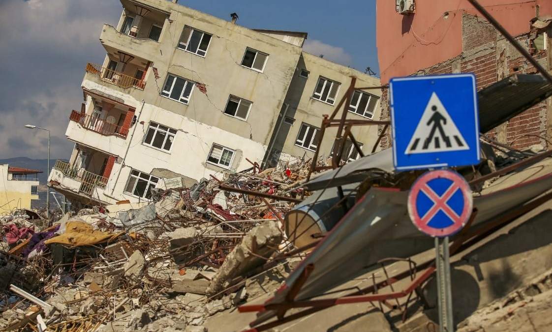 Un edificio destruido por el sismo del 6 de febrero de 2023 en Samandag, sur de Turquía