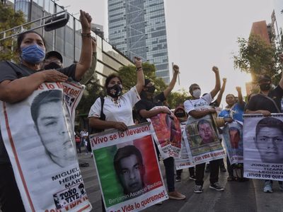 Caso Ayotzinapa sigue abierto dice AMLO tras señalamientos contra Harfuch