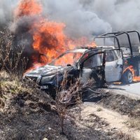 En Hidalgo, policía asegura camioneta, comando los intercepta para recuperarla y quema patrulla