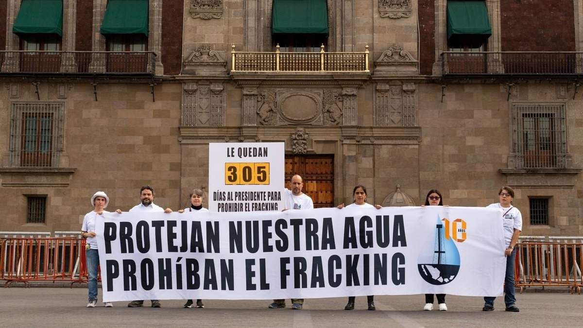 Protesta de integrantes de la AMCF frente a Palacio Nacional para pedir que se prohíba el fracking