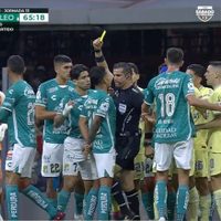 Árbitro Fernando Hernández se disculpa tras propinar rodillazo a jugador de León
