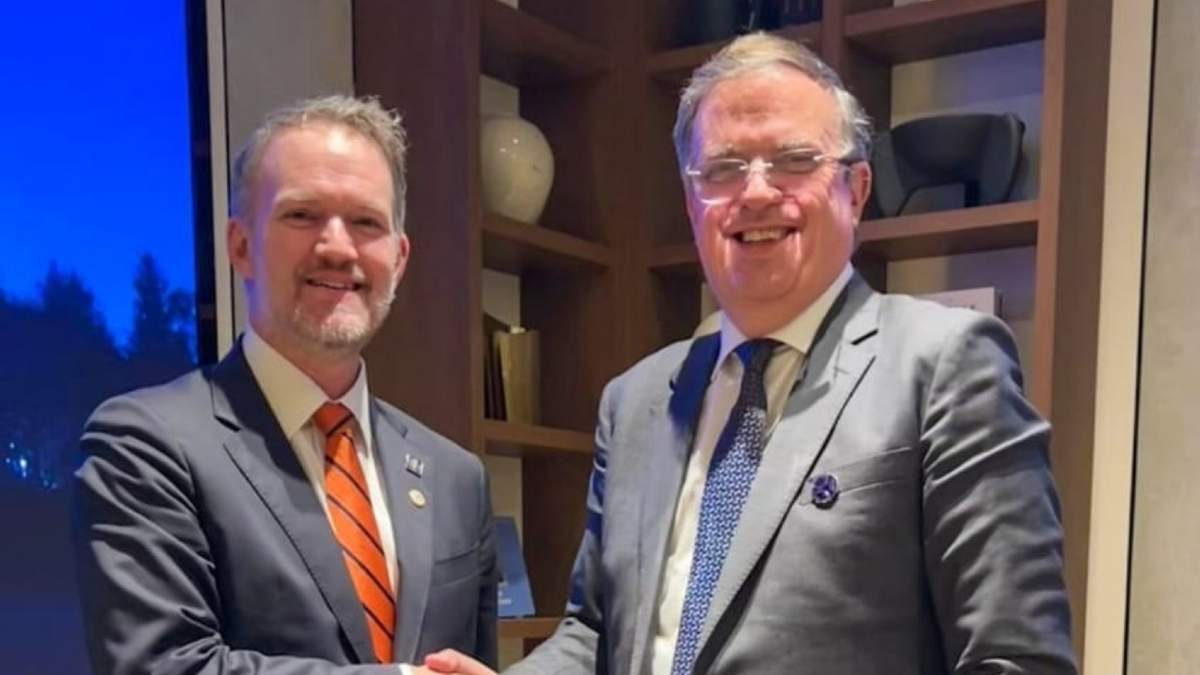 El representante comercial de Estados Unidos, Jamieson Greer, y el secretario de Economía mexicano, Marcelo Ebrard