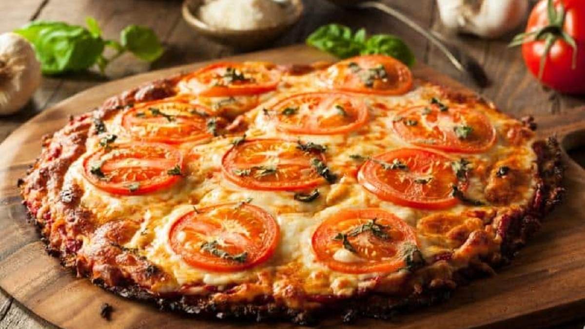 Pizza keto con base de berenjenas. Fuente: (X)