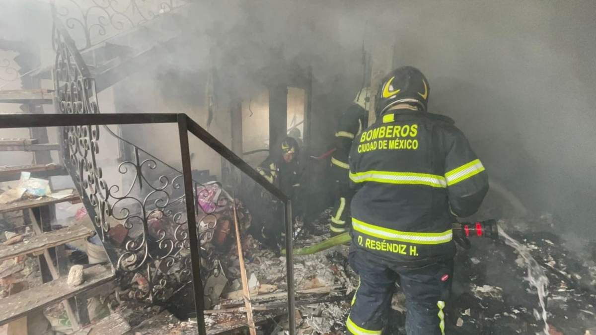 Bomberos tras explosión en la colonia Los Reyes, Coyoacán