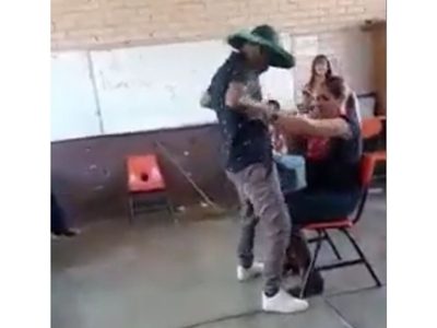 Captan a maestra de Bachilleres “perreando” con alumnos; ya fue suspendida (Video)