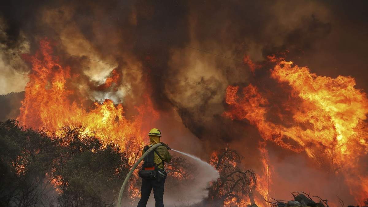A 12 días de haberse reiniciado, las llamas no dan tregua a los bomberos. Fuente: (Twitter)