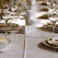 Si tenés la vajilla de tu abuela, usala para decorar tu mesa y crear un ambiente único