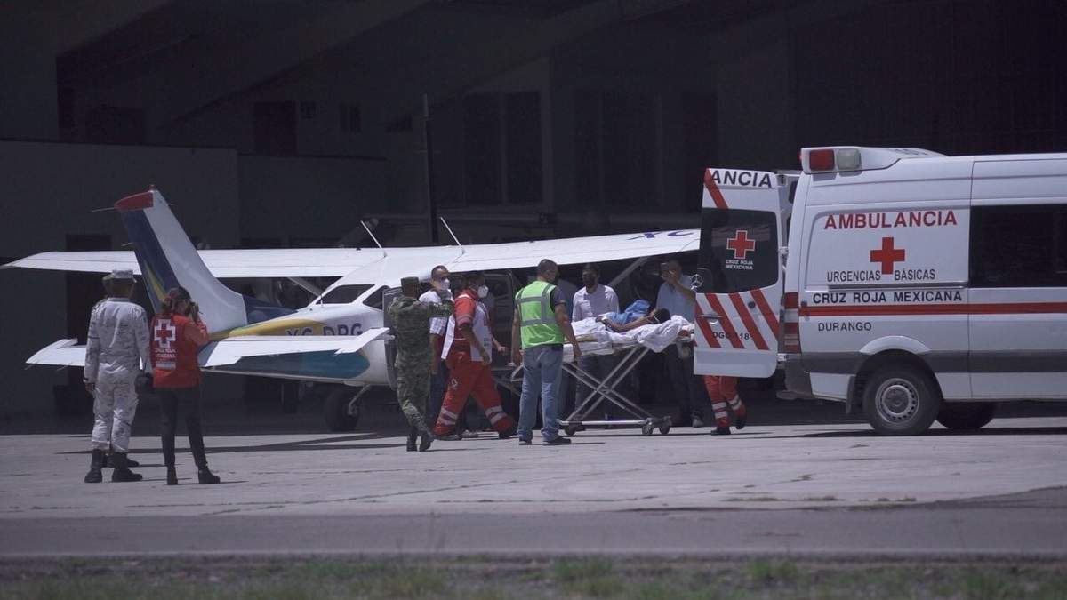 Personal médico traslada al menor herido
