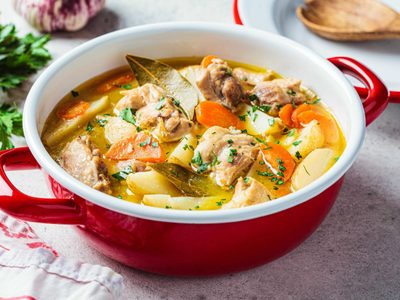 La receta de la abuela para el mejor estofado de pollo: un clásico para comer rico, calentito y ahorrar plata
